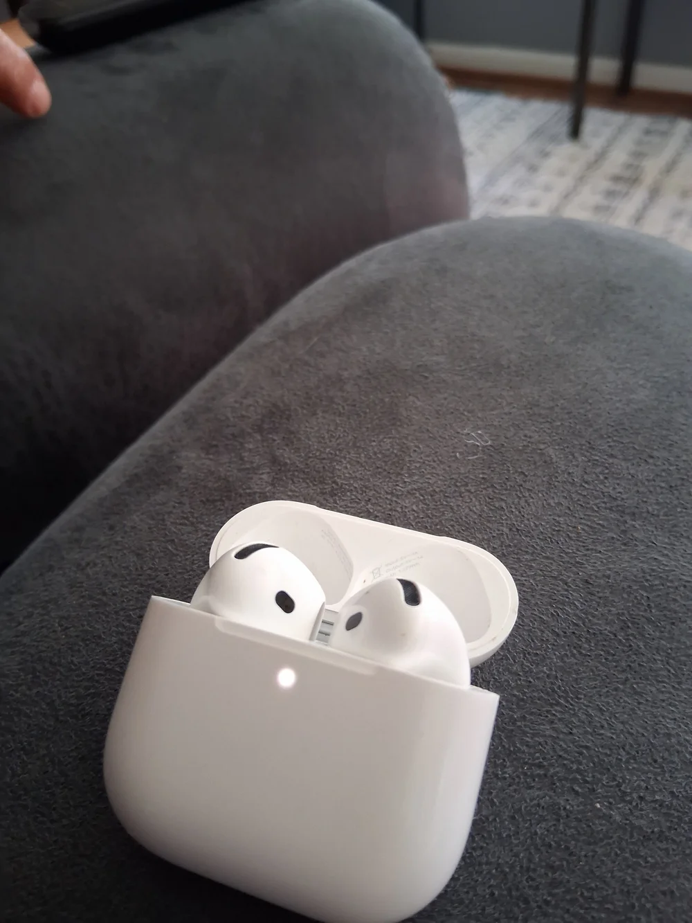 Apple White Wireless Earbuds with White Charging Case and LED. NOISE CANCELATION